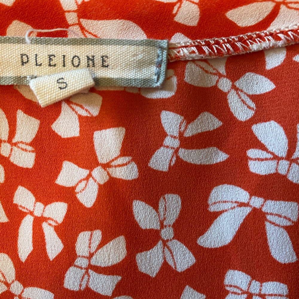 Ladies small Pleione red patterned blouse